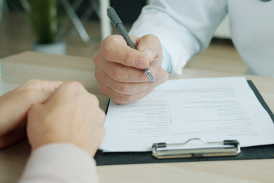 Кому и как переуступить долг по расписке для взыскания денег